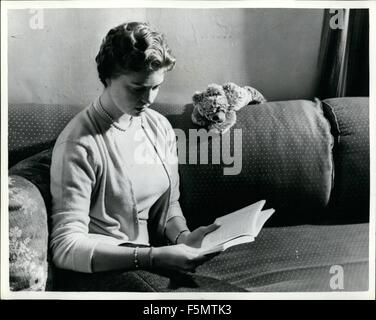 1954 - Prinzessin Margaretha feiert ihr 20. Birthday.Eldest Tochter von Prinzessin Sibylla von Schweden: Prinzessin Margaretha von Schweden, älteste Tochter von Prinzessin Sybilla und der späte Prinz GHustav Adolf feiert ihr 20.. Geburtstag am 31. Oktober- und dieses Bild wurde zur Feier des Tages speziell in ihrer flachen königlichen Palast von Stockholm aufgenommen. Foto zeigt Prinzessin Margaretha dauert es einfach beim Lesen eines Buches in ihrem Palast Wohnung in Stockholm. © Keystone Bilder USA/ZUMAPRESS.com/Alamy Live-Nachrichten Stockfoto