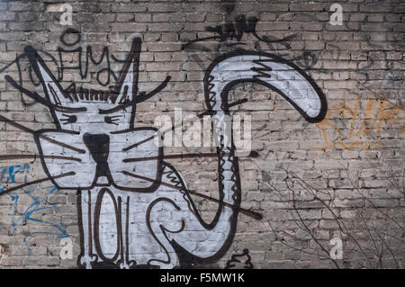 Katze-Graffiti auf Ziegelmauer Stockfoto