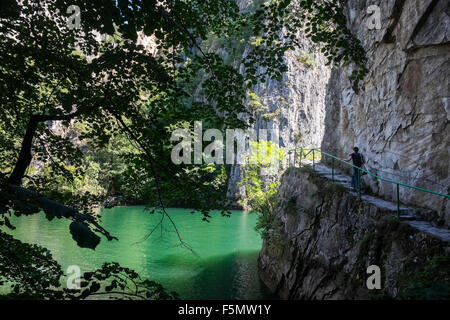 Matka Canyon | Mazedonien, Gehweg neben Fluss Stockfoto