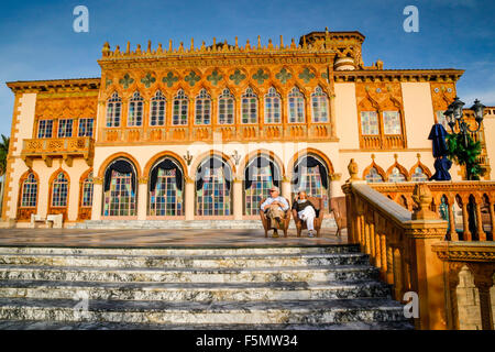 Würde ein paar sitzt auf den Palazzo Ca'Zan, venezianischen Stil Herrenhaus von John und Mable Ringlings Museum of Art in Sarasota, FL Stockfoto