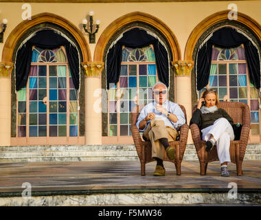 Würde ein paar sitzt auf den Palazzo Ca'Zan, venezianischen Stil Herrenhaus von John und Mable Ringlings Museum of Art in Sarasota, FL Stockfoto