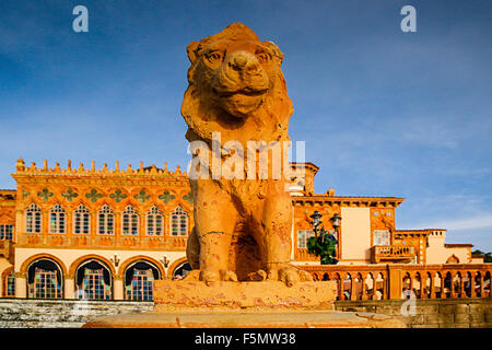 Sentry Löwen wachen Ca würde ' Zan, das venezianische Villa von John und Mable Ringling, das Ringling Museum of Art in Sarasota, FL Stockfoto