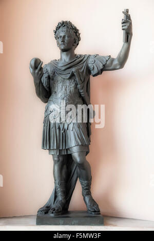 Griechischen und römischen Bronzestatuen sind über den Eingang des Johannes und Mable Ringling des Museum of Art in Sarasota, FL eingebettet. Stockfoto