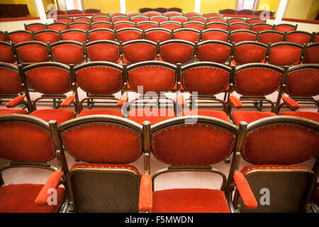 Farbbild des Vintage Sitze in einem Theater. Stockfoto