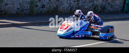 Hart auf die Bremse als Beiwagen Ansätze Castletown Ecke im südlichen 2015 100 Stockfoto