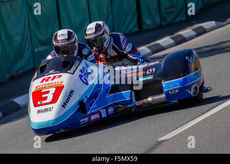 Die Birchall-Brothers im Anflug auf Castletown Ecke im südlichen 2015 100 Stockfoto