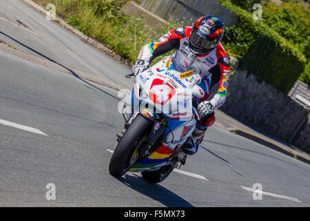 Dan Kneen nähert sich Castletown Ecke im südlichen 2015 100 Stockfoto