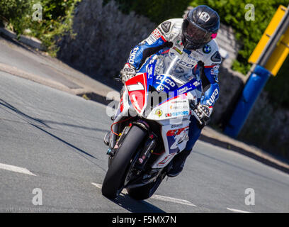 Guy Martin hart auf die Bremse, er nähert sich Castletown Ecke im südlichen 2015 100 Stockfoto