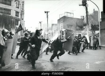 1980 - Unruhen In Tokio über Okinawa Reversion. Japanische radikale Studenten, protestieren gegen die USA und Japan Okinawa Rückfall Vereinbarung, gebrauchte Guerilla-Taktik und Molotov-Cocktails in einem Aufruhr in der Shibuya Bezirk von Tokio. Ein Polizist wurde getötet, nachdem er durch einen Molotow-Cocktail in Brand gesetzt wurde und von den Randalierern mit Stahlrohren geschlagen. Die Polizei verhaftete 312 Schüler, 61 davon Studentinnen. Mehr als 3.000 Bereitschaftspolizei mit uns Kanonen bewaffnet, und römische Schilde kämpften die Schüler. Alle 12.000 Polizisten wurden mobilisiert, um die wichtige Sehenswürdigkeiten in Tokio in einer Bemühung zu Steuerung Mobs zu kontrollieren. Foto:-Polizei in Tokio c Stockfoto