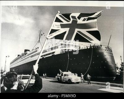 1972 - Queen Elizabeth ich im Ruhestand in der Sonne: zehntausend Besucher strömen bereits um zu sehen, die berühmte Queen Elizabeth ich Liner in ihr neues Altenheim in Florida. Gefesselt im Port Everglades, ist das Schiff, ein Hotel und Convention Center zu werden. Die Veteran britische 85.000 Tonnen Liner wird voraussichtlich ziehen jedes Jahr Millionen von Touristen und werde der größte solche Anziehung auf die Ostküste der USA. Foto zeigt Königin Elizabeth i. im Ruhestand in Port Everglades, Florida. © Keystone Bilder USA/ZUMAPRESS.com/Alamy Live-Nachrichten Stockfoto