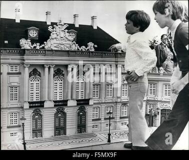 1972 - kleine Prinz Frederik von Dänemark sieht eine Replik seines königlichen Hauses in Lego: die dänische Königsfamilie besuchte vor kurzem '' Legoland'' in Jütland, Dänemark, wo die neueste Attraktion eine Nachbildung des Kopenhagener Schloss Amalienborg, der Heimat von Königin Margarethe und ihre Familie ist. Das Modell, genau bis ins kleinste Detail ist aus Kunststoff mehr als 900.000 Legosteinen gebaut und dauerte 3 Monate zu bauen. Foto zeigt, dass kleine Prinz Frederik schaut auf das Modell von Schloss Amalienborg die neueste Attraktion im '' Legoland'' in Jütland, Dänemark. © Keystone Bilder USA/ZUMAPRESS.com/Alamy Live-Nachrichten Stockfoto