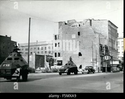 1958 - das heißt den Ostsektor von Berlin Rifleman-Tanks von den so genannten Volksarmee (Volksarmee) in der Friedrich-Straße. Keystone-Bild des 2. Dezember 1958 © Keystone Bilder USA/ZUMAPRESS.com/Alamy Live News Stockfoto