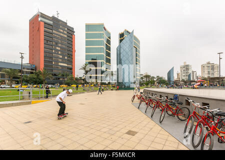 Moderner Skyline von Larcomar Meer Bereich von Miraflores in Lima Stadt Peru mit jungen Menschen Skateboard und Vermietung Bikes. Stockfoto