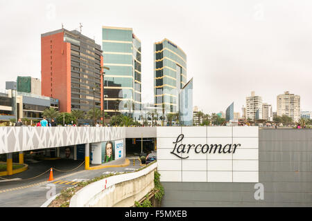 Larcomar-Schild außerhalb Parkplatz im Bereich moderner Larcomar von Lima Stadt direkt am Meer mit den Bereich moderne Skyline hinter Stockfoto