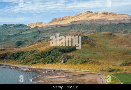 Ben Hiant am südlichen Ufer der Ardnamurchan, schottische Hochland mit Atlantischen Ozean, die auf den Strand kommen. Stockfoto