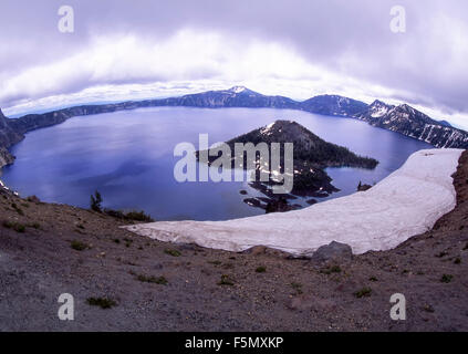 Im Frühsommer, Wizard Island im Kratersee Crater Lake Nationalpark, Oregon, USA. Stockfoto
