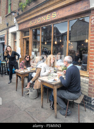 Columbia Road Markt Menschen draußen London außen Café Essen Stockfoto