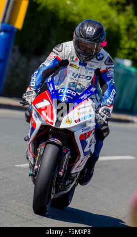 Guy Martin nähert sich Castletown Ecke im südlichen 2015 100 Stockfoto