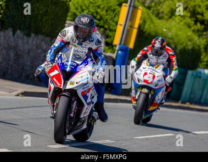 Guy Martin führt Dan Kneen, hart auf die Bremse, er nähert sich Castletown Ecke im südlichen 2015 100 Stockfoto