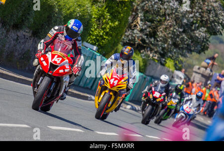 Das Pack nähert sich Castletown Ecke im südlichen 2015 100 Stockfoto