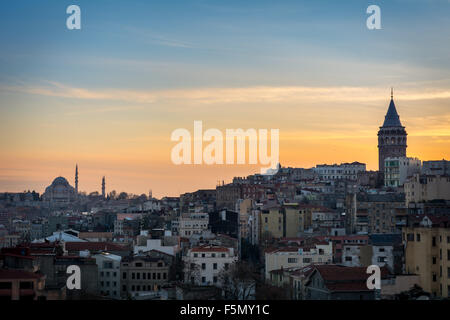 Istanbul während des Sonnenuntergangs mit der Galata-Turm und eine Moschee im Hintergrund. Stockfoto