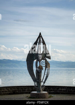 Eine Skulptur in Langenargen Deutschland. Der Schweiz und der Bodensee sind im Hintergrund zu sehen. Stockfoto