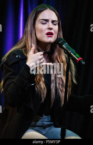 Bala Cynwyd, PA, USA. 4. November 2015. US-amerikanischer Singer-Songwriter JoJo Besuche Q102. © Paul Froggatt/FamousPix/Alamy Stockfoto