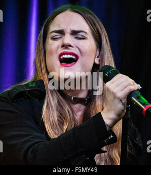 Bala Cynwyd, PA, USA. 4. November 2015. US-amerikanischer Singer-Songwriter JoJo Besuche Q102. © Paul Froggatt/FamousPix/Alamy Stockfoto