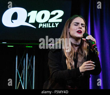 Bala Cynwyd, PA, USA. 4. November 2015. US-amerikanischer Singer-Songwriter JoJo Besuche Q102. © Paul Froggatt/FamousPix/Alamy Stockfoto