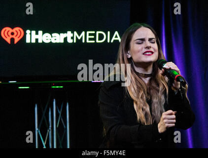 Bala Cynwyd, PA, USA. 4. November 2015. US-amerikanischer Singer-Songwriter JoJo Besuche Q102. © Paul Froggatt/FamousPix/Alamy Stockfoto