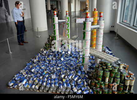 (151106)--NEW YORK, 6. November 2015 (Xinhua)--A Mann Uhren, die eine Skulptur aus Essen während der 22. "Canstruction"-Ausstellung in New York, 6. November 2015-Dosen. Werke von Sieger des 22. jährlichen "Canstruction" International Design-Wettbewerb werden in Brookfield Place in der Innenstadt von Manhattan angezeigt. Die Ausstellung zeigt Skulpturen aus ganz ungeöffnete Konserven. Mehr als 1.200 lokale Gewinner aus 125 Städten auf der ganzen Welt nahmen an dem Wettbewerb. Die Konserven verwendet in der Ausstellung wird an einem lokalen Food Bank verantwortlich für die Fütterung von mehr als 1 Million gespendet Stockfoto