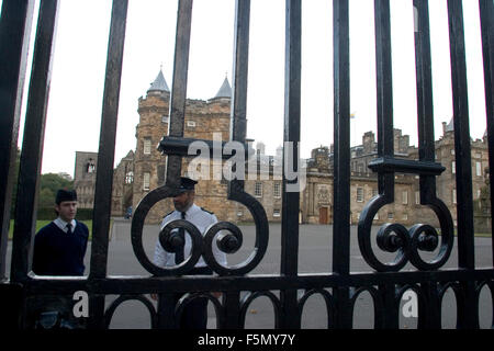 3. Oktober 2004; Edinburgh, Schottland, Vereinigtes Königreich; Edinburgh liegt an der Ostküste auf den Firth of Forth Schottlands Hauptstadt. Edinburgh ist der Sitz des schottischen grösserer und Heimat von Edinburgh Castle ist eine eindrucksvolle Landmarke mit einer faszinierenden Geschichte von 3000 Jahren und war die Residenz vieler schottischer Könige und Königinnen. Weitere Sehenswürdigkeiten sind die Camera Obscura, Scotch Whisky Heritage Centre, National Gallery of Scotland, Scottish Tartans Museum, Museum of Scotland, Edinburgh Military Tattoo, The Palace of Holyroodhouse und Heimat der Royal Yacht Britannia. Im Bild: Holyrood Palace (1690) Stockfoto