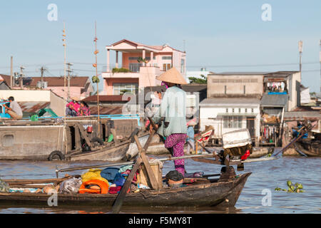 Fluss Mekong Delta, Vietnam, Asien, deaktiviert Dame mit einem Bein Lenkung ihr Holz-Boot auf dem Fluss. Stockfoto