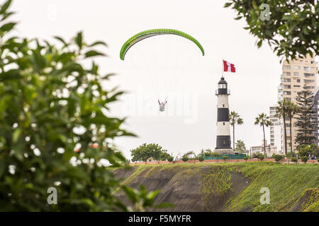 Gleitschirmfliegen rund um den La Marine Leuchtturm in der Larcomar / Miraflores Bereich der Stadt Lima in Peru Stockfoto