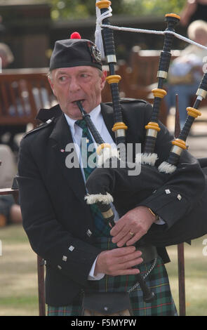 3. Oktober 2004; Edinburgh, Schottland, Vereinigtes Königreich; Edinburgh liegt an der Ostküste auf den Firth of Forth Schottlands Hauptstadt. Edinburgh ist der Sitz des schottischen grösserer und Heimat von Edinburgh Castle ist eine eindrucksvolle Landmarke mit einer faszinierenden Geschichte von 3000 Jahren und war die Residenz vieler schottischer Könige und Königinnen. Weitere Sehenswürdigkeiten sind die Camera Obscura, Scotch Whisky Heritage Centre, National Gallery of Scotland, Scottish Tartans Museum, Museum of Scotland, Edinburgh Military Tattoo, The Palace of Holyroodhouse und Heimat der Royal Yacht Britannia. Im Bild: Schottischer Dudelsack gespielt Stockfoto