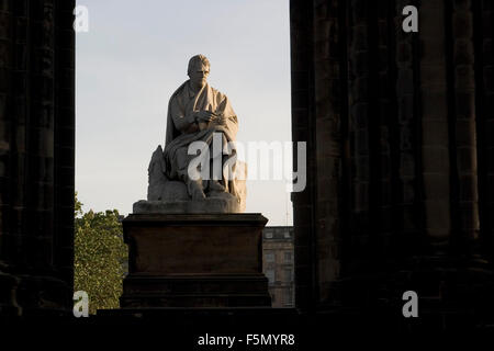 3. Oktober 2004; Edinburgh, Schottland, Vereinigtes Königreich; Edinburgh liegt an der Ostküste auf den Firth of Forth Schottlands Hauptstadt. Edinburgh ist der Sitz des schottischen grösserer und Heimat von Edinburgh Castle ist eine eindrucksvolle Landmarke mit einer faszinierenden Geschichte von 3000 Jahren und war die Residenz vieler schottischer Könige und Königinnen. Weitere Sehenswürdigkeiten sind die Camera Obscura, Scotch Whisky Heritage Centre, National Gallery of Scotland, Scottish Tartans Museum, Museum of Scotland, Edinburgh Military Tattoo, The Palace of Holyroodhouse und Heimat der Royal Yacht Britannia. Im Bild: Das Scott Monument ist pro Stockfoto