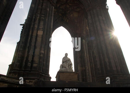 3. Oktober 2004; Edinburgh, Schottland, Vereinigtes Königreich; Edinburgh liegt an der Ostküste auf den Firth of Forth Schottlands Hauptstadt. Edinburgh ist der Sitz des schottischen grösserer und Heimat von Edinburgh Castle ist eine eindrucksvolle Landmarke mit einer faszinierenden Geschichte von 3000 Jahren und war die Residenz vieler schottischer Könige und Königinnen. Weitere Sehenswürdigkeiten sind die Camera Obscura, Scotch Whisky Heritage Centre, National Gallery of Scotland, Scottish Tartans Museum, Museum of Scotland, Edinburgh Military Tattoo, The Palace of Holyroodhouse und Heimat der Royal Yacht Britannia. Im Bild: Das Scott Monument ist pro Stockfoto