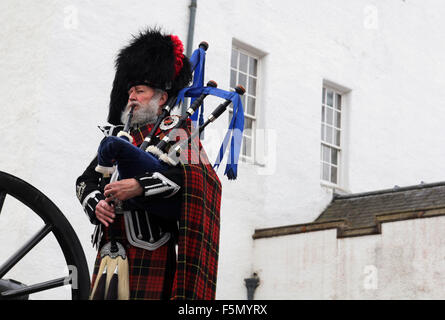 Blair Atholl, Schottland. 17. August 2011. Eine einsame Tasche Piper spielt außerhalb der Burgmauern. Blair Castle, dem alten Sitz der Herzöge und Grafen von Atholl. Die Burg genießt man von Schottlands besten Einstellungen im Herzen von Highland Perthshire. Mit seinen Wurzeln im 13. Jahrhundert erstreckt sich Blair Castle Geschichte über einige 740 Jahre. © Ruaridh Stewart/ZUMAPRESS.com/Alamy Live-Nachrichten Stockfoto