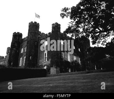 14. November 2005; Scone, Schottland; Alten Friedhof. Scone Palace ist ein Palast in der Nähe von Perth in Schottland erbaut 1802-1812. Der Palast war der Familiensitz des Lords Scone seit 1604 und ist heute die Heimat des Grafen von Mansfield. Es ist der dritte Palast, erbaut auf dem Gelände und einst als einen alten Stammes-Treffpunkt der Pikten. Der erste Palast wurde der Palast der Äbte von Scone. Im Mittelalter waren die Könige von Schottland es ging sie nach Scone gekrönt zu werden. Für fast 500 Jahre der größte Schatz in Scone Palace Stein von Scone war (auch bekannt als die Stockfoto