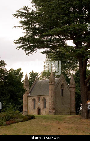 14. November 2005; Scone, Schottland; Alten Friedhof. Scone Palace ist ein Palast in der Nähe von Perth in Schottland erbaut 1802-1812. Der Palast war der Familiensitz des Lords Scone seit 1604 und ist heute die Heimat des Grafen von Mansfield. Es ist der dritte Palast, erbaut auf dem Gelände und einst als einen alten Stammes-Treffpunkt der Pikten. Der erste Palast wurde der Palast der Äbte von Scone. Im Mittelalter waren die Könige von Schottland es ging sie nach Scone gekrönt zu werden. Für fast 500 Jahre der größte Schatz in Scone Palace Stein von Scone war (auch bekannt als die Stockfoto