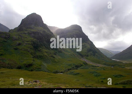 14. November 2005; Glen Coe, Schottland; Glen Coe ist ein Tal in den Highlands von Schottland. Es liegt im südlichen Teil des Gebiets Lochaber Highland Council Area und gilt als Teil der traditionellen Grafschaft Argyll. Es wird oft als eines der spektakulärsten und schönsten Orte in Schottland und ist ein Teil der ausgewiesenen National Scenic Area von Ben Nevis und Glen Coe. Der Name wird Glen Coe bedeuten die "Glen des Weinens", die möglicherweise aufgrund der steilen Berge, die über dem Talboden drückend Turm im Volksmund, aber fälschlicherweise angenommen. Es ist ein besonders passender Name angesichts der Stockfoto