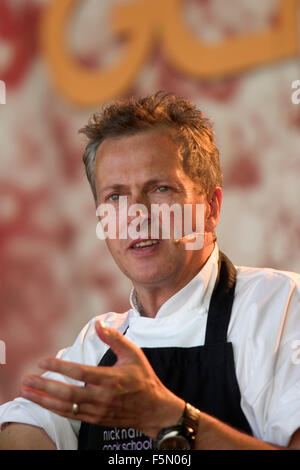 11. November 2005; Glasgow, Schottland; Nick Nairn ist eines schottischen aufregendsten Küche Talente. Autodidakt (durch Zufall ging er in die Küche), seine Entschlossenheit, den Meister der Kochkunst hat führte zur Schaffung von zwei erfolgreichen Restaurants - ein in der Nähe von Aberfoyle und andererseits in Glasgow, genannt der Nairn. 1990 wurde er der jüngste Küchenchef einen Michelin-Stern in Schottland zu gewinnen. Er hat drei BBC Kochen TV-Serie, alle mit begleitenden Bücher vorgestellt, und er schreibt auch eine Spalte für die schottischen Sunday Mail. Er ist Gründungsmitglied und ist auch im Beirat der schottischen Che Stockfoto