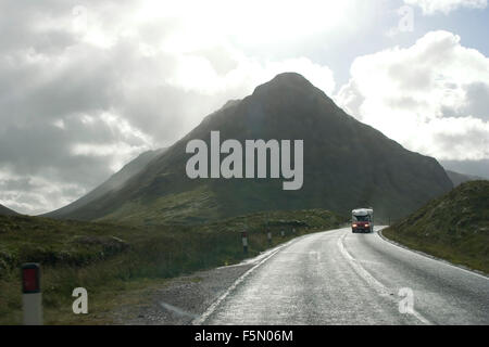 14. November 2005; Glen Coe, Schottland; Glen Coe ist ein Tal in den Highlands von Schottland. Es liegt im südlichen Teil des Gebiets Lochaber Highland Council Area und gilt als Teil der traditionellen Grafschaft Argyll. Es wird oft als eines der spektakulärsten und schönsten Orte in Schottland und ist ein Teil der ausgewiesenen National Scenic Area von Ben Nevis und Glen Coe. Der Name wird Glen Coe bedeuten die "Glen des Weinens", die möglicherweise aufgrund der steilen Berge, die über dem Talboden drückend Turm im Volksmund, aber fälschlicherweise angenommen. Es ist ein besonders passender Name angesichts der Stockfoto