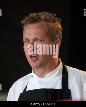 11. November 2005; Glasgow, Schottland; Nick Nairn ist eines schottischen aufregendsten Küche Talente. Autodidakt (durch Zufall ging er in die Küche), seine Entschlossenheit, den Meister der Kochkunst hat führte zur Schaffung von zwei erfolgreichen Restaurants - ein in der Nähe von Aberfoyle und andererseits in Glasgow, genannt der Nairn. 1990 wurde er der jüngste Küchenchef einen Michelin-Stern in Schottland zu gewinnen. Er hat drei BBC Kochen TV-Serie, alle mit begleitenden Bücher vorgestellt, und er schreibt auch eine Spalte für die schottischen Sunday Mail. Er ist Gründungsmitglied und ist auch im Beirat der schottischen Che Stockfoto