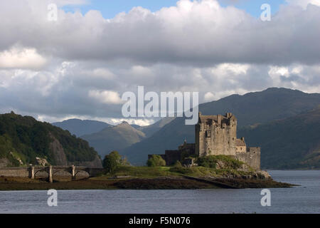 14. November 2005; Dornie, Schottland; Eilean Donan ist eine kleine Insel im Loch Duich in den western Highlands. Eilean Donan Castle befindet sich auf der Insel. Die erste Burg wurde im Jahre 1220 von Alexander II von Schottland gebaut, es gilt als eines der Rückzugsgebiete von Robert the Bruce gewesen sein, als er auf der Flucht vor englischen Soldaten war. Im April 1719 wurde das Schloss von spanischen Truppen, die versuchen, einem anderen Jacobite steigen beginnen besetzt. Das Schloss wurde wieder eingefangen und dann von drei Fregatten der Royal Navy Mai 1719 abgerissen. Die Spanier waren einen Monat später in der Schlacht von Glen Shiel besiegt. Die Burg war rest Stockfoto