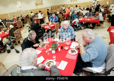 Yountville, Kalifornien, USA. 4. November 2015. Veteranen-Heimat der California in Yountville Bewohner genießen ihr Essen während der 11. jährlichen Celebrity Chefs Veterans Day Mittagessens an die Veteranen nach Hause von Kalifornien in Yountville am Mittwoch. Eine Gruppe von Yountville Köche, unter der Leitung von Bob Hurley von Hurleys & Bar Restaurant, vorbereitet das Essen für Tierärzte Home Bewohner. © Napa Valley Register/ZUMA Draht/Alamy Live-Nachrichten Stockfoto