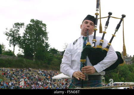 Pitlochry, Perthshire, Schottland. 18. Sep, 2003. Pitlochry Highland Games sind alljährlich - und sind schon seit Jahrhunderten in den Highlands von Schottland. Highland Games zählen "warf der Vaca" Highland dancing "'Tug O War' und viele andere traditionelle Sportarten mit dem Klang der Dudelsäcke ringsum. Bunte Zeichen sehen Sie tragen traditionelle schottische Kleidung Tartan (manchmal falsch benannt Plaid) und natürlich der Kilt. Im Bild: Piper Donald Milne spielt Dudelsack während des Musikwettbewerbs. (Kredit-Bild: © Ruaridh Stewart/ZUMApress.com) Stockfoto