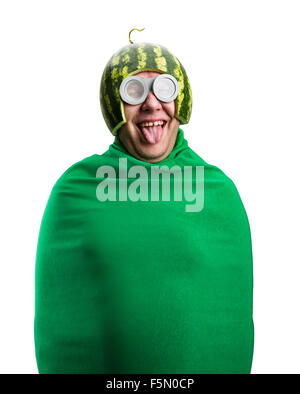 Lustiger Mensch mit Wassermelone Helm und Brillen sieht aus wie eine parasitäre Raupe. Isoliert auf weiss Stockfoto