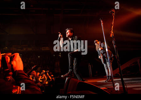 Oshawa, Ontario, Kanada. 5. November 2015. Kanadische Rock-Band "Three Days Grace" durchgeführt an der General Motors Centre in Oshawa, Ontario. Bandmitglieder: BRAD WALST, NEIL SANDERSON, BARRY STOCK, MATT WALST Credit: Igor Vidyashev/ZUMA Draht/Alamy Live News Stockfoto