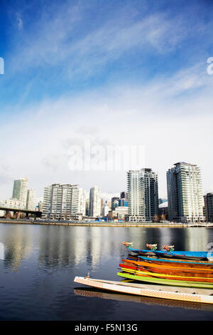 Drachenboote in Wasser, Vancouver, Britisch-Kolumbien, Kanada Stockfoto